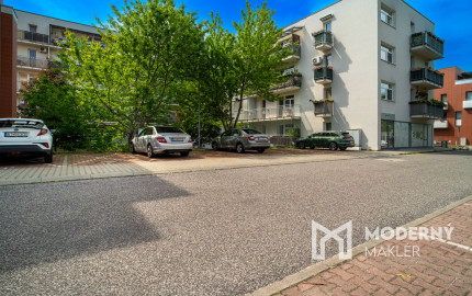 Na predaj priestranný 2-izbový byt s garážovým parkovacím státim v Záhorskej Bystrici