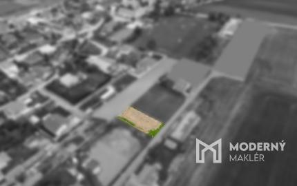 Na predaj pozemok s potenciálom výstavby v obci Horné Janíky