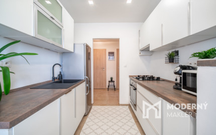 REZERVOVANÉ: Na predaj 2-izbový byt s balkónom a pivnicou v pokojnej časti obce Veľké Leváre