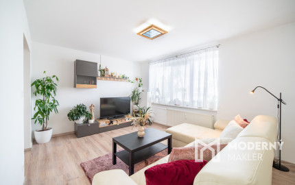 REZERVOVANÉ: Na predaj 2-izbový byt s balkónom a pivnicou v pokojnej časti obce Veľké Leváre