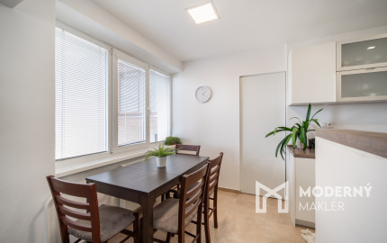 REZERVOVANÉ: Na predaj 2-izbový byt s balkónom a pivnicou v pokojnej časti obce Veľké Leváre