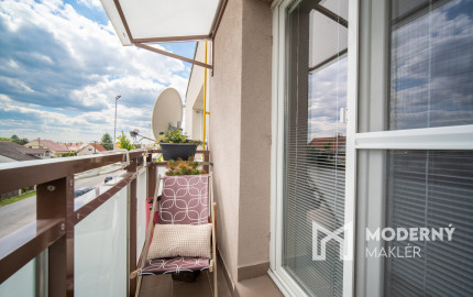 REZERVOVANÉ: Na predaj 2-izbový byt s balkónom a pivnicou v pokojnej časti obce Veľké Leváre