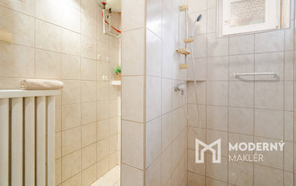 Na predaj priestranný 3-izbový rodinný dom s terasou v Šoporni