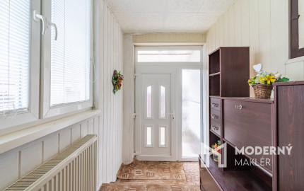 Na predaj priestranný 3-izbový rodinný dom s terasou v Šoporni