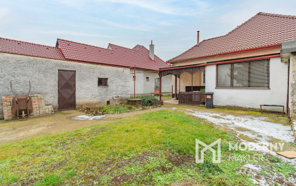 Na predaj priestranný 3-izbový rodinný dom s terasou v Šoporni