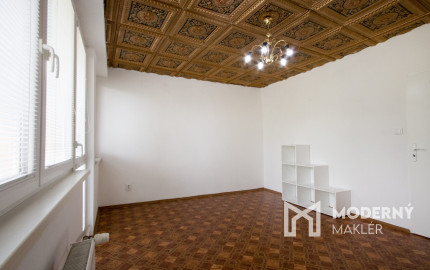 Na predaj dvojdom s rozľahlým pozemkom v centre obce Zlaté Klasy