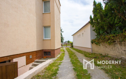 Na predaj dvojdom s rozľahlým pozemkom v centre obce Zlaté Klasy