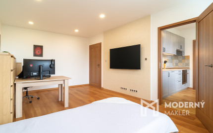 Na predaj priestranný 3-izbový byt s veľkou loggiou v Rači