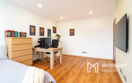 Na predaj priestranný 3-izbový byt s veľkou loggiou v Rači