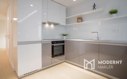 Na prenájom štýlový 3-izbový byt v SKYPARK RESIDENCE s panoramatickým výhľadom