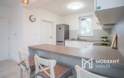 Na prenájom kompletne zariadený 4-izbový byt s benefitmi rodinného domu v Rovinke
