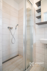 Na prenájom kompletne zariadený 4-izbový byt s benefitmi rodinného domu v Rovinke