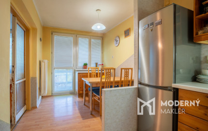 Na predaj priestranný 3-izbový byt s loggiou v centre Stupavy