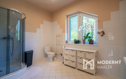 Na predaj rodinný dom s bazénom a saunou v Rohovciach