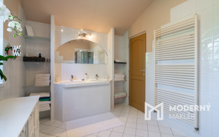 Na predaj rodinný dom s bazénom a saunou v Rohovciach