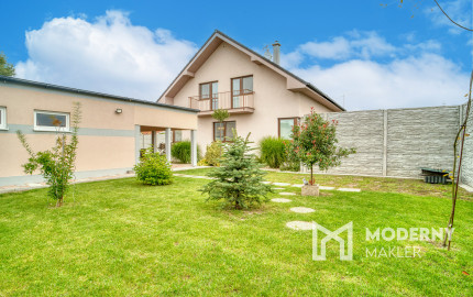 Na predaj rodinný dom s rozľahlým pozemkom v Kostolišti