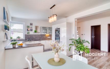 Na predaj rodinný dom s rozľahlým pozemkom v Kostolišti