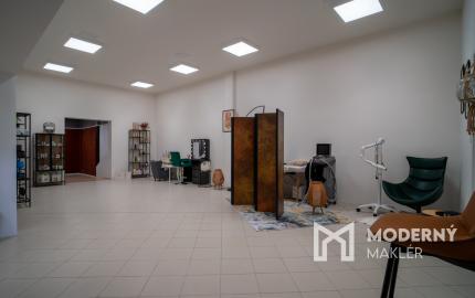 Na prenájom obchodný priestor v centre mesta priamo pod Bratislavským hradom