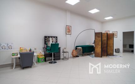 Na prenájom obchodný priestor v centre mesta priamo pod Bratislavským hradom