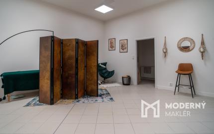 Na prenájom obchodný priestor v centre mesta priamo pod Bratislavským hradom