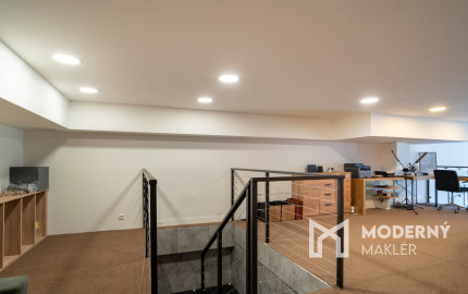 Na prenájom obchodný priestor v centre mesta priamo pod Bratislavským hradom