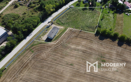 Na predaj stavebný pozemok s vínnym domom blízko Podhájskej