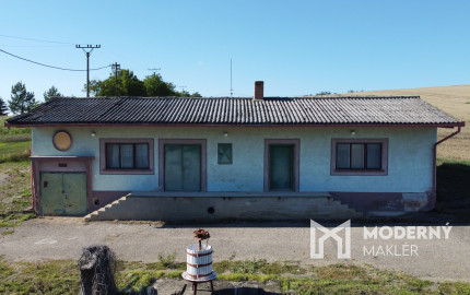 Na predaj stavebný pozemok s vínnym domom blízko Podhájskej