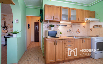 Na predaj zariadený 2-izbový byt s 2 balkónmi a pivnicou v meste Šaštín-Stráže