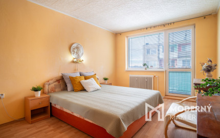 Na predaj zariadený 2-izbový byt s 2 balkónmi a pivnicou v meste Šaštín-Stráže