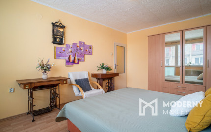 Na predaj zariadený 2-izbový byt s 2 balkónmi a pivnicou v meste Šaštín-Stráže