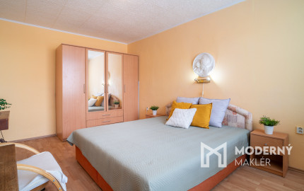 Na predaj zariadený 2-izbový byt s 2 balkónmi a pivnicou v meste Šaštín-Stráže