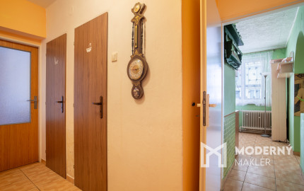 Na predaj zariadený 2-izbový byt s 2 balkónmi a pivnicou v meste Šaštín-Stráže