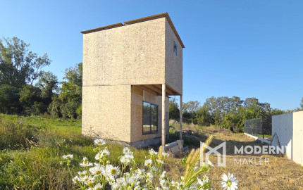 Na predaj stavebný pozemok s rozostavaným drevodomom v obci Lehnice - Sása