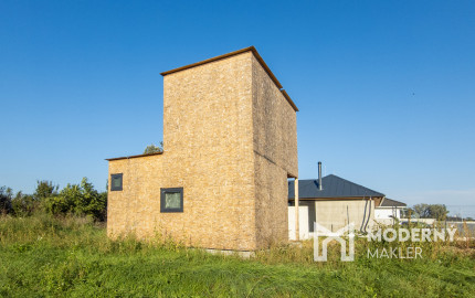 Na predaj stavebný pozemok s rozostavaným drevodomom v obci Lehnice - Sása