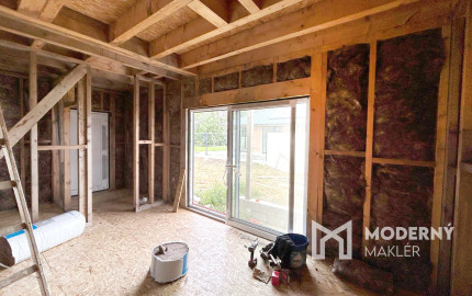 Na predaj stavebný pozemok s rozostavaným drevodomom v obci Lehnice - Sása