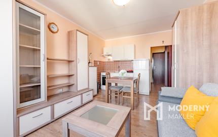 Na predaj čiastočne zariadená garsónka v Seredi