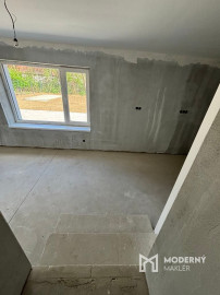 PREDAJ -Exkluzívna ponuka  3i RD - kompletná rekonštrukcia, terasa, pozemok 450m2 - Bánovcen/B / Biskupice