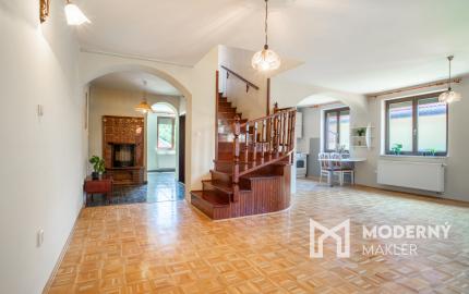 REZERVOVANÉ: Na predaj poschodová 6-izbová vila v srdci Dunajskej Stredy
