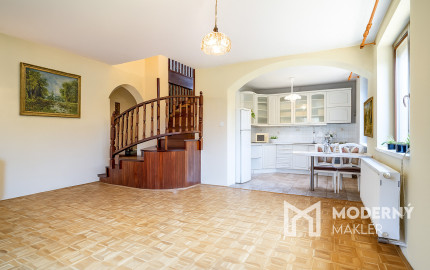 REZERVOVANÉ: Na predaj poschodová 6-izbová vila v srdci Dunajskej Stredy