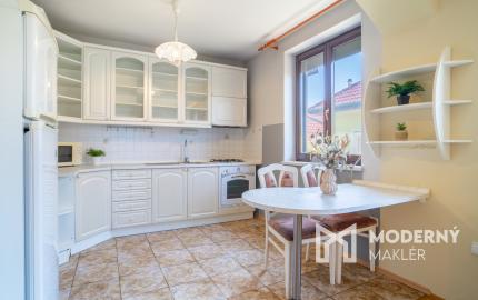 REZERVOVANÉ: Na predaj poschodová 6-izbová vila v srdci Dunajskej Stredy