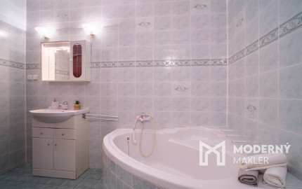 REZERVOVANÉ: Na predaj poschodová 6-izbová vila v srdci Dunajskej Stredy