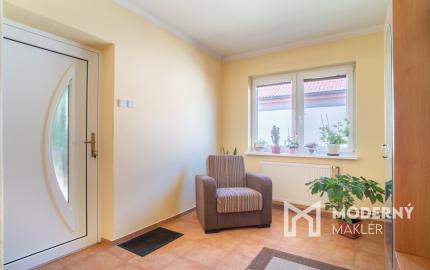 REZERVOVANÉ: Na predaj rodinný dom s potenciálom v srdci Rovinky