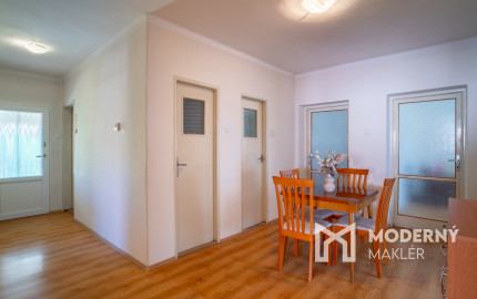 REZERVOVANÉ: Na predaj rodinný dom s potenciálom v srdci Rovinky