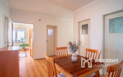 REZERVOVANÉ: Na predaj rodinný dom s potenciálom v srdci Rovinky