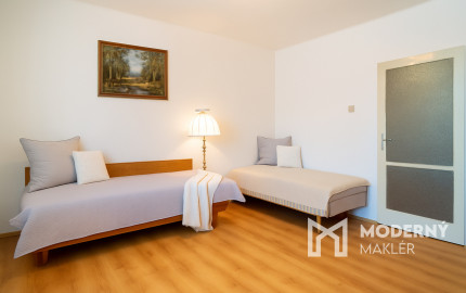 REZERVOVANÉ: Na predaj rodinný dom s potenciálom v srdci Rovinky