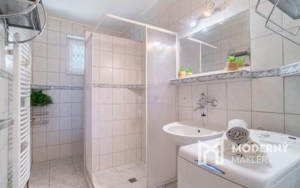 REZERVOVANÉ: Na predaj rodinný dom s potenciálom v srdci Rovinky