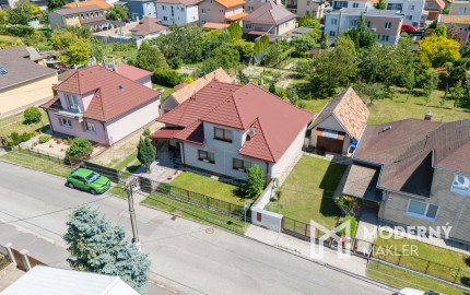 REZERVOVANÉ: Na predaj rodinný dom s potenciálom v srdci Rovinky