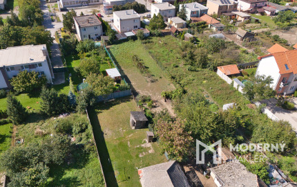 Na predaj pozemok so starším domom v obci Selice