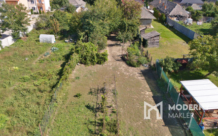 Na predaj pozemok so starším domom v obci Selice