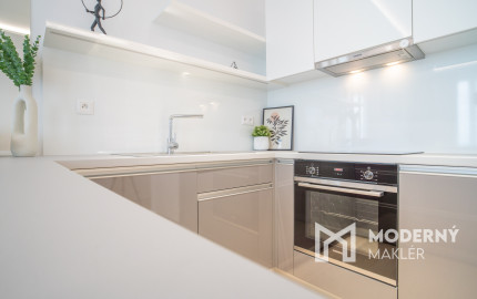 Na prenájom exkluzívny 2-izbový byt so šatníkom a panoramatickým výhľadom v projekte SKYPARK, Továrenská ulica